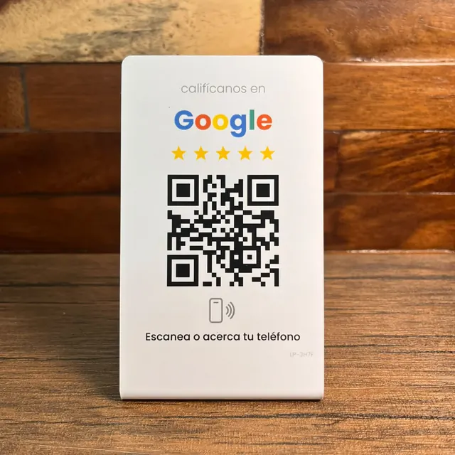 El display de mostrador de LinkPro, de pie sobre la barra, con el código QR para calificar en Google.