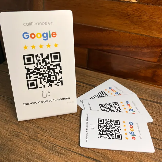 El display de mostrador junto a tres tarjetas NFC, que es lo que incluye el paquete.