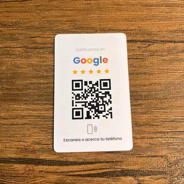 Una tarjeta NFC de LinkPro sobre la mesa de un negocio, con el código QR para calificar en Google.